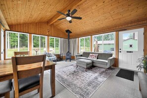 TV, fireplace, offices - The Grand Riverhouse (Eaton Rapids)