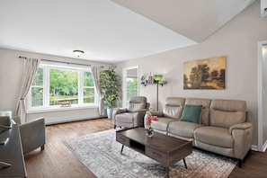 TV, fireplace, offices - The Grand Riverhouse (Eaton Rapids)