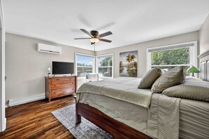 3 makuuhuonetta, työpöytä, silitysrauta/-lauta, vauvan matkasänky