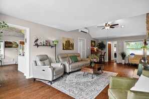 TV, caminetto, studio