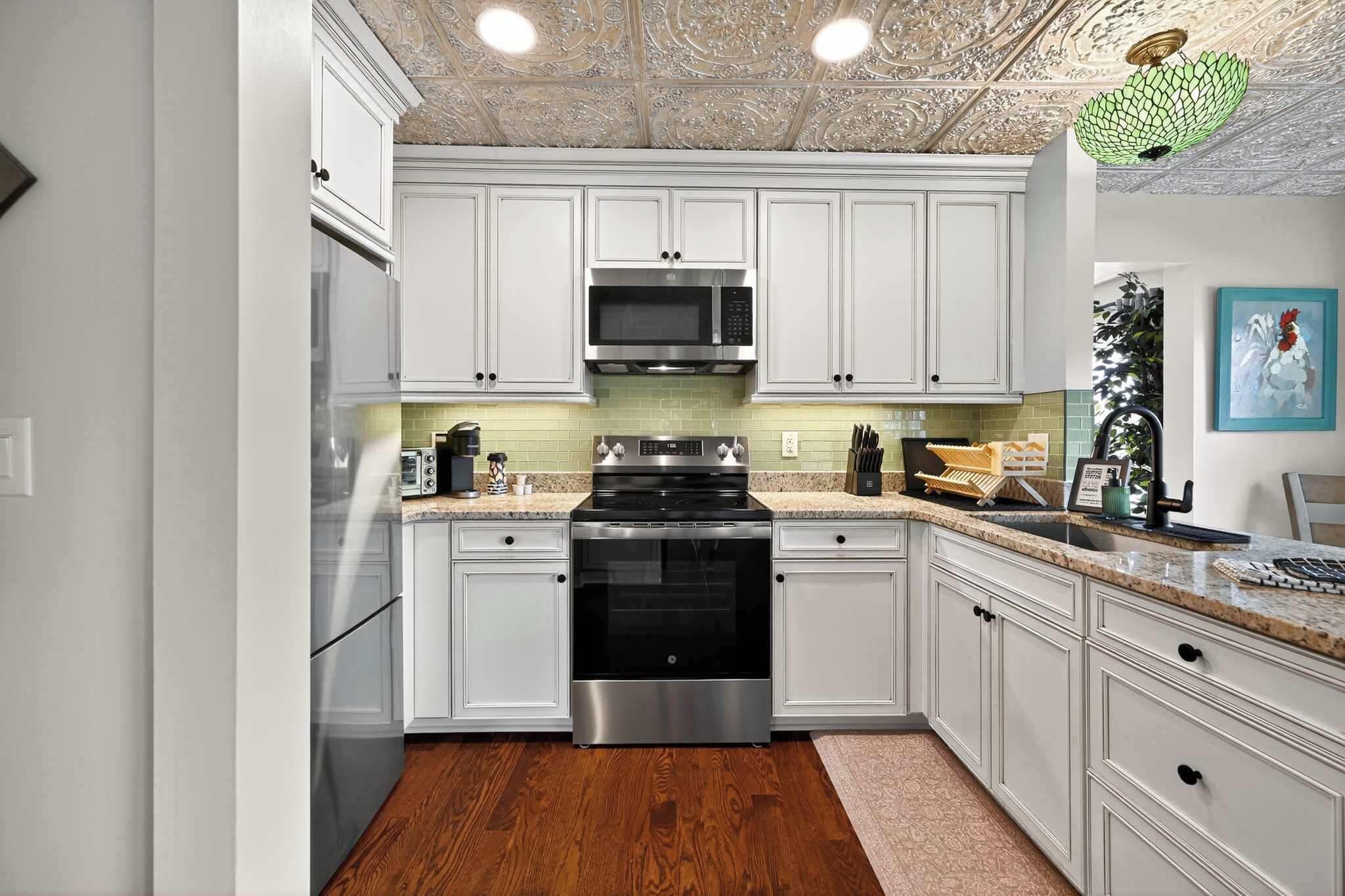 Refrigerador, microondas, horno y parrilla de estufa 