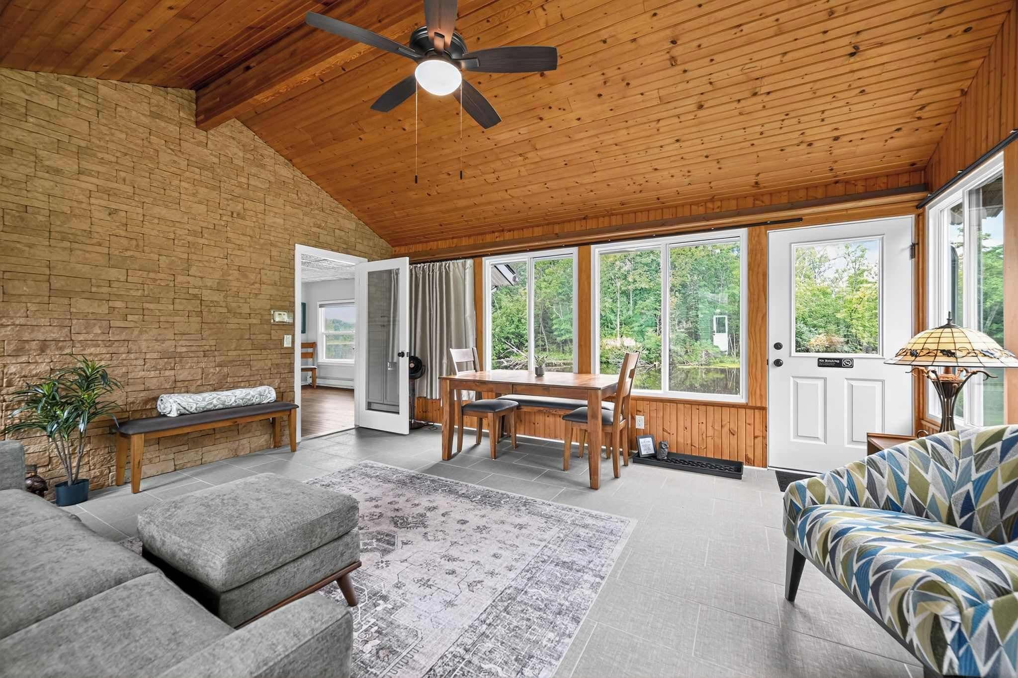 Televisión, chimenea, libros y oficina 