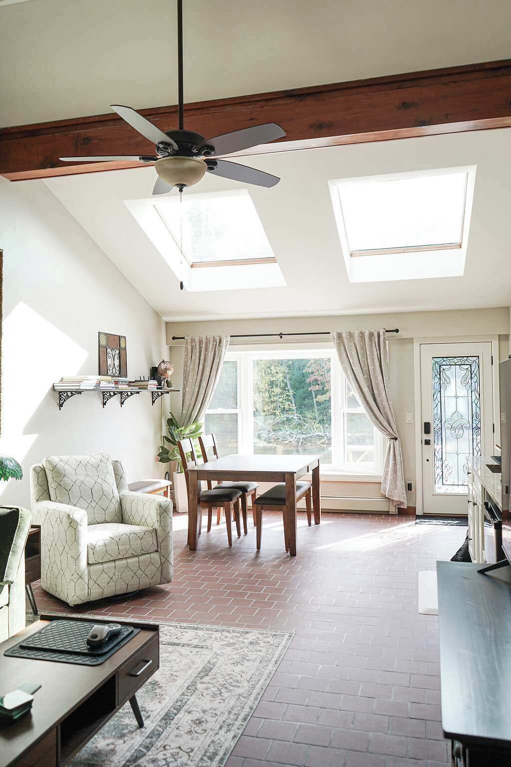 Fernseher, Kamin, Bücher, Arbeitsbereiche