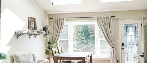 Fernseher, Kamin, Bücher, Arbeitsbereiche