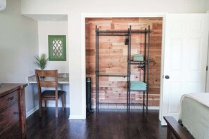 4 camere, una scrivania, ferro/asse da stiro, culla da viaggio