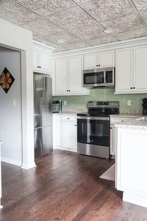 Jääkaappi, mikroaaltouuni, uuni, liesi