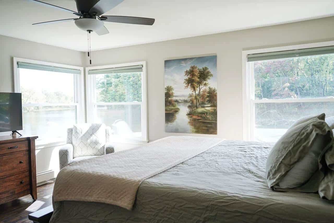 4 bedrooms, desk, iron/ironing board, travel crib