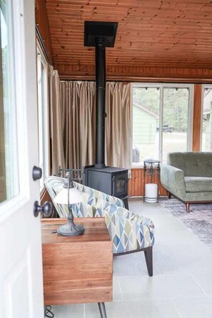 Televisio, takka, työhuone