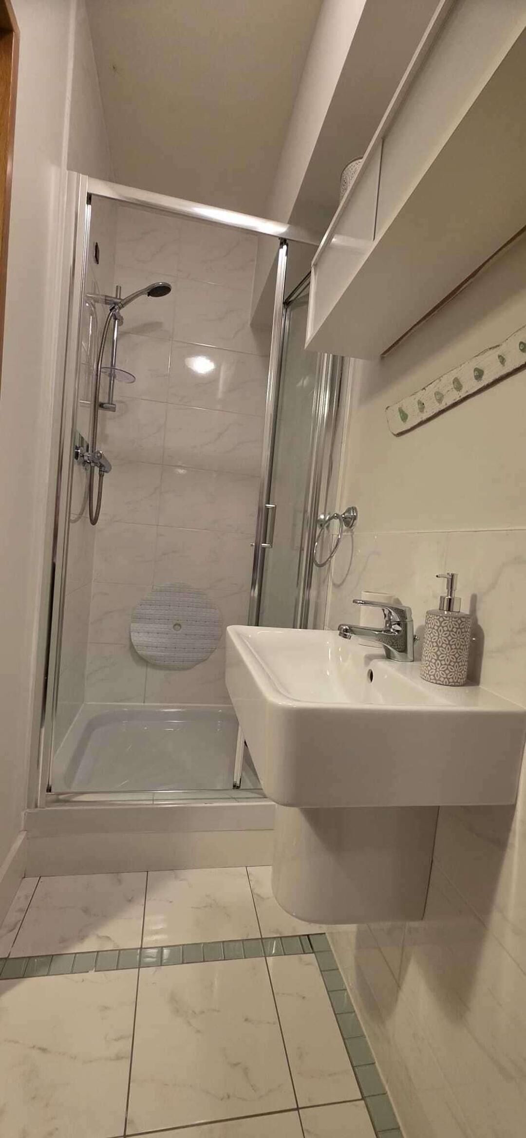 Buồng tắm vòi sen, máy sấy tóc, khăn tắm 