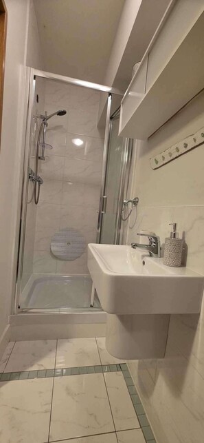 Shower, hair dryer, towels - Cottage - Sleeps 2 - Near Cliffs of Moher (Meggagh)