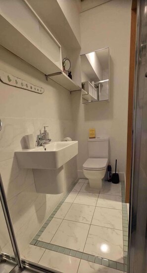 Een douche, een haardroger, handdoeken