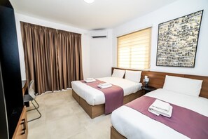 1 bedroom, iron/ironing board, WiFi, bed sheets - Bright Triple Studio Apartment with Balcony by HostMT (San Pawl il-Baħar)