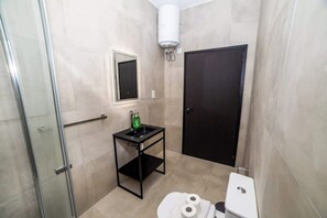 Shower, hair dryer - Bright Triple Studio Apartment with Balcony by HostMT (San Pawl il-Baħar)