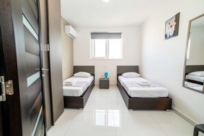 2 bedrooms, iron/ironing board, WiFi, bed sheets - Modern Penthouse Retreat – by HostMT (San Pawl il-Baħar)