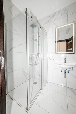 Shower, hair dryer - Modern Penthouse Retreat – by HostMT (San Pawl il-Baħar)