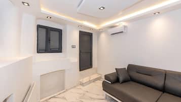 Escritorio, sistema de insonorización y tabla de planchar con plancha