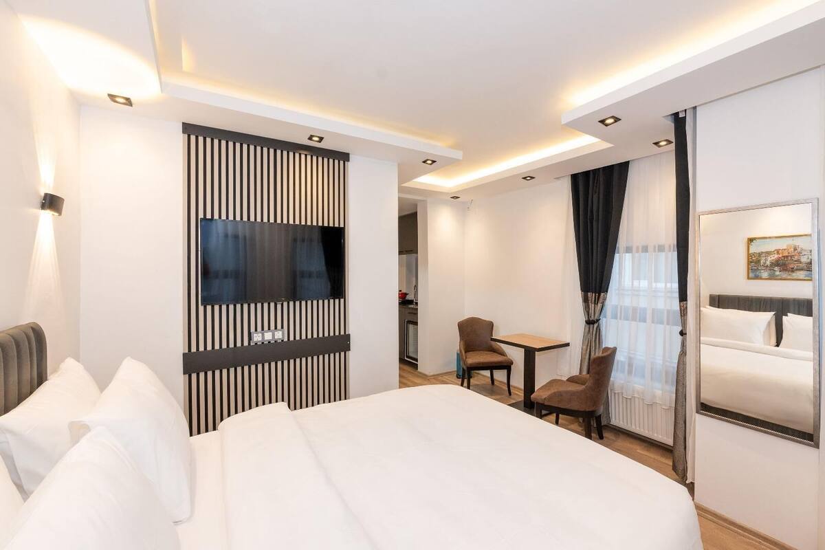 Standard Room | Desk, soundproofing, iron/ironing board (on request), WiFi (free)