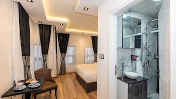Desk, soundproofing, iron/ironing board, free WiFi