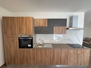 Réfrigérateur, micro-ondes, plaque de cuisson, lave-vaisselle