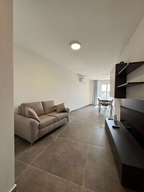 TV - Spacious Stay New 2BR with Balcony - by HostMT (Il-Fgura)