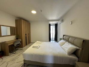 2 habitaciones, tabla de planchar con plancha, wifi y ropa de cama 