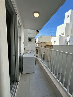 Property grounds - Modern 2-Bedroom Apartment with Terrace – by HostMT (San Pawl il-Baħar)