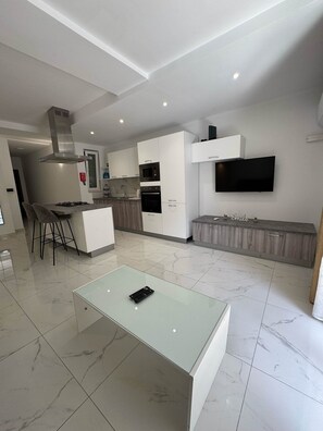 Kjøleskap, mikrobølgeovn, kokeplater og brødrister