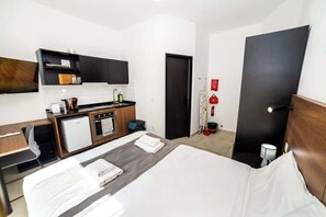 1 dormitorio, tabla de planchar con plancha, wifi y ropa de cama