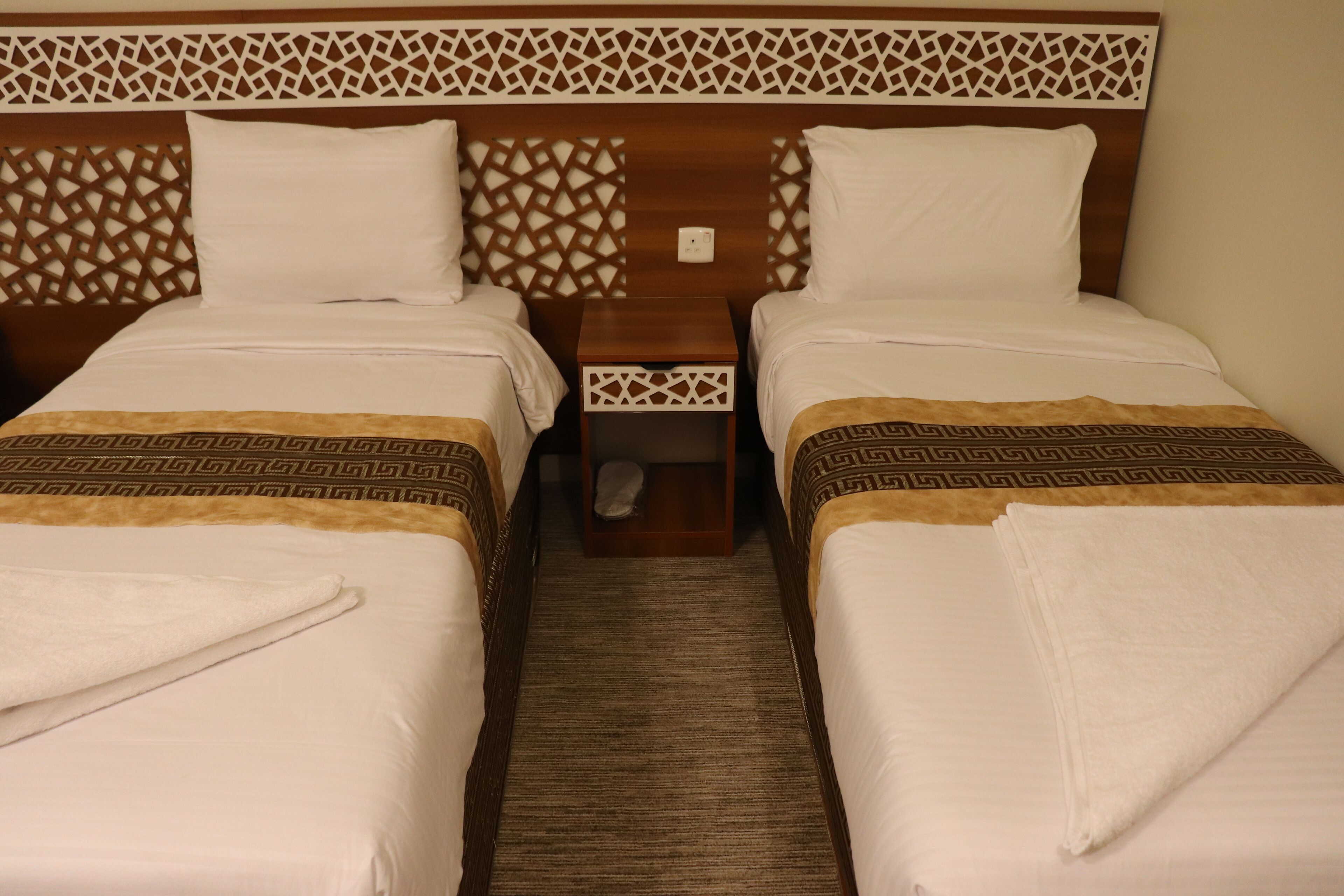 Kamar Double atau Twin Mewah | Seprai premium, selimut bulu angsa, bantalan ekstra lembut, dan minibar