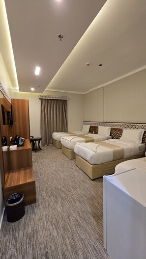 高級寢具、羽絨被、特厚豪華床墊、迷你吧