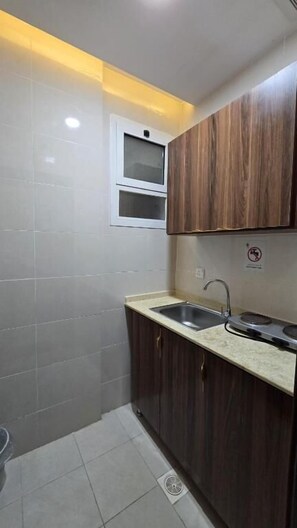 Studio suite, kitchenette | Privékitchenette | Een waterkoker