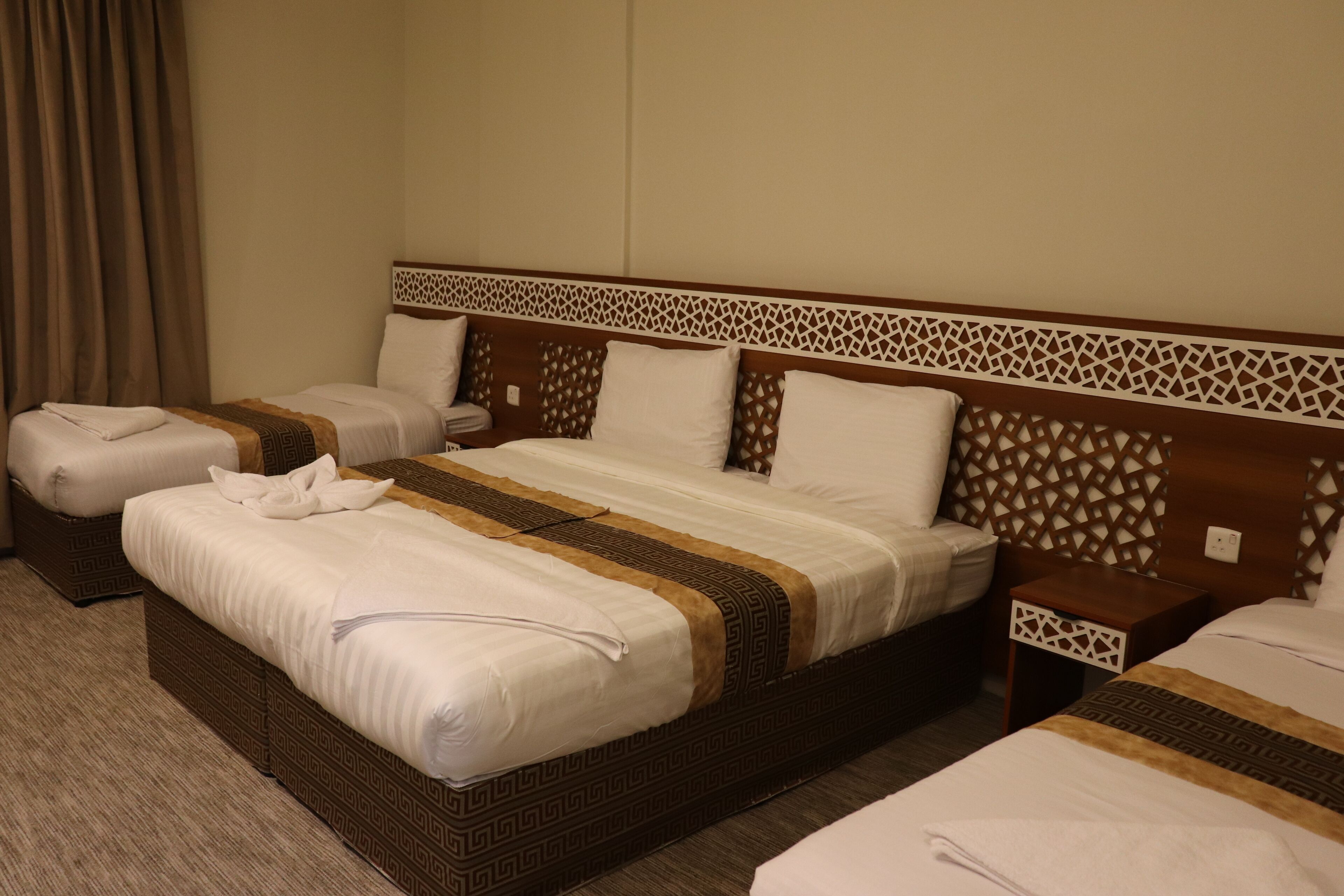 Seprai premium, selimut bulu angsa, bantalan ekstra lembut, dan minibar