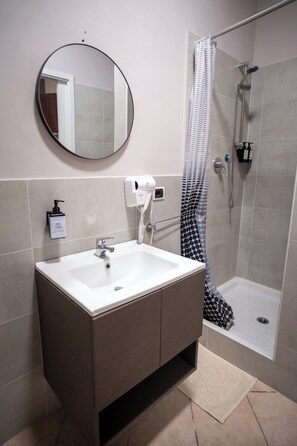 Douche, séchoir à cheveux, bidet, serviettes fournies