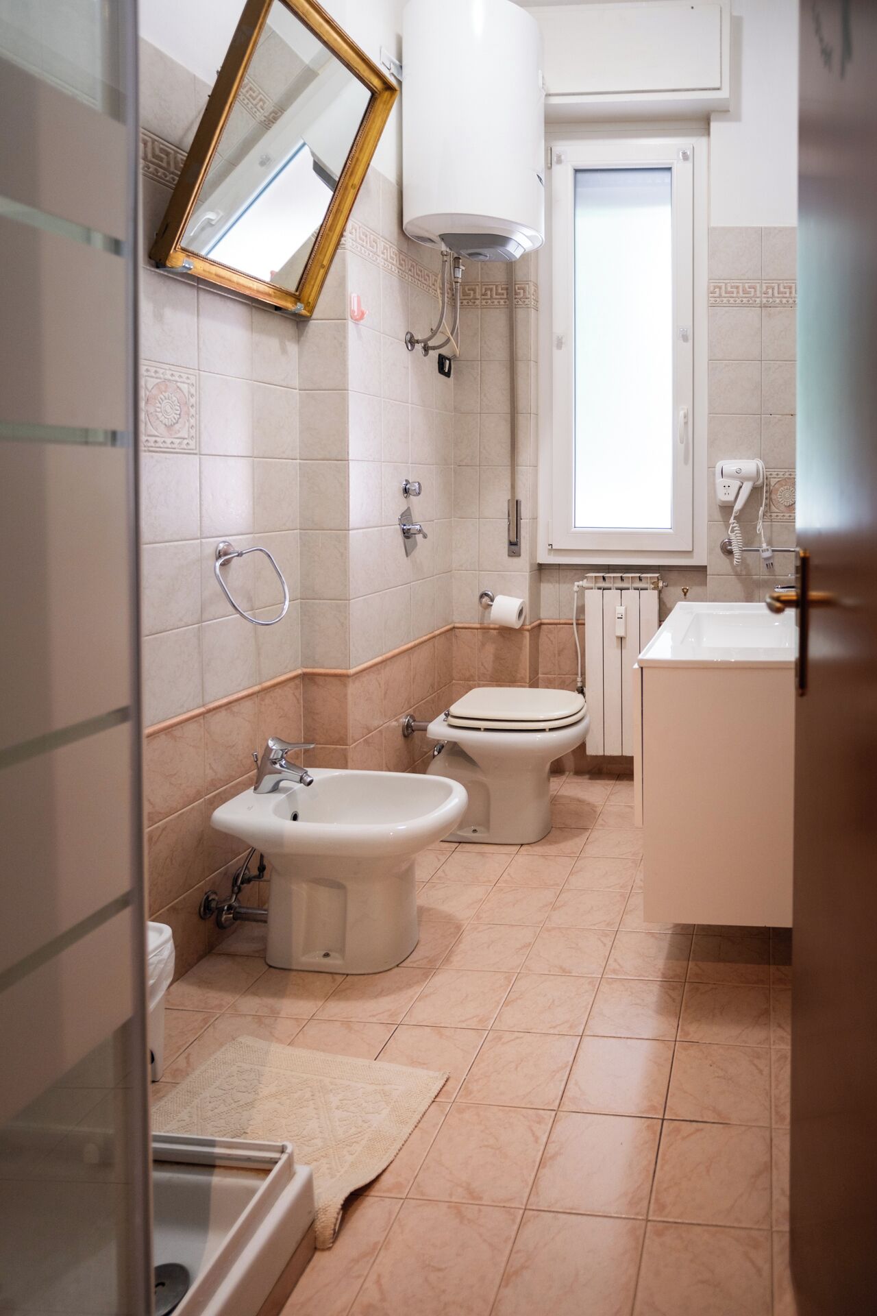 Doccia, asciugacapelli, bidet, asciugamani