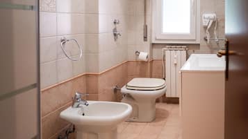 Doccia, asciugacapelli, bidet, asciugamani
