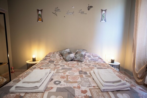 2 bedrooms, internet, bed sheets