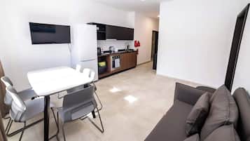 Een televisie en een open haard