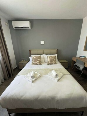 2 habitaciones, tabla de planchar con plancha, wifi y ropa de cama 