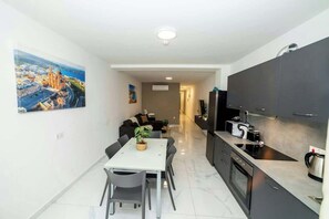 Batterie de cuisine, vaisselle et ustensiles