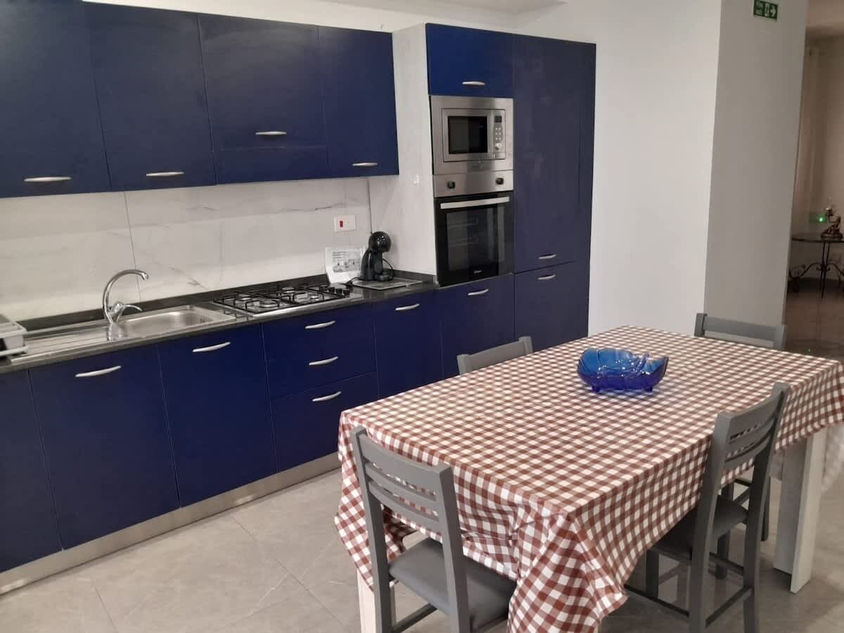 Een koelkast, een magnetron, een oven, een kookplaat