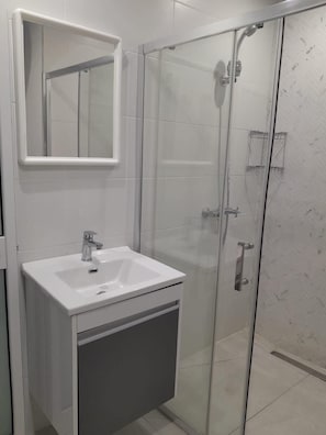 Douche, séchoir à cheveux, serviettes fournies, papier de toilette