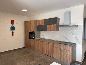 Réfrigérateur, micro-ondes, plaque de cuisson, lave-vaisselle