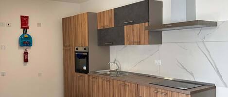 Réfrigérateur, micro-ondes, plaque de cuisson, lave-vaisselle