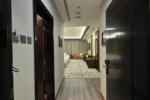 Kombination af bruser/badekar, miljøvenlige toiletartikler, hårtørrer