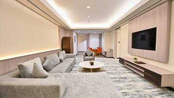 Luxury-Suite | Bettwäsche aus ägyptischer Baumwolle, hochwertige Bettwaren, Minibar