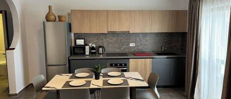 Refrigerador, microondas, horno, lavavajillas