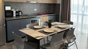 Una cocina moderna con zona de comedor.