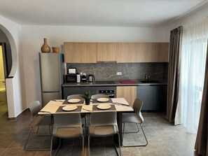 Jääkaappi, mikroaaltouuni, uuni, astianpesukone