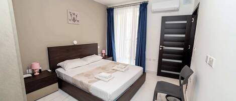 3 habitaciones, tabla de planchar con plancha, wifi y ropa de cama