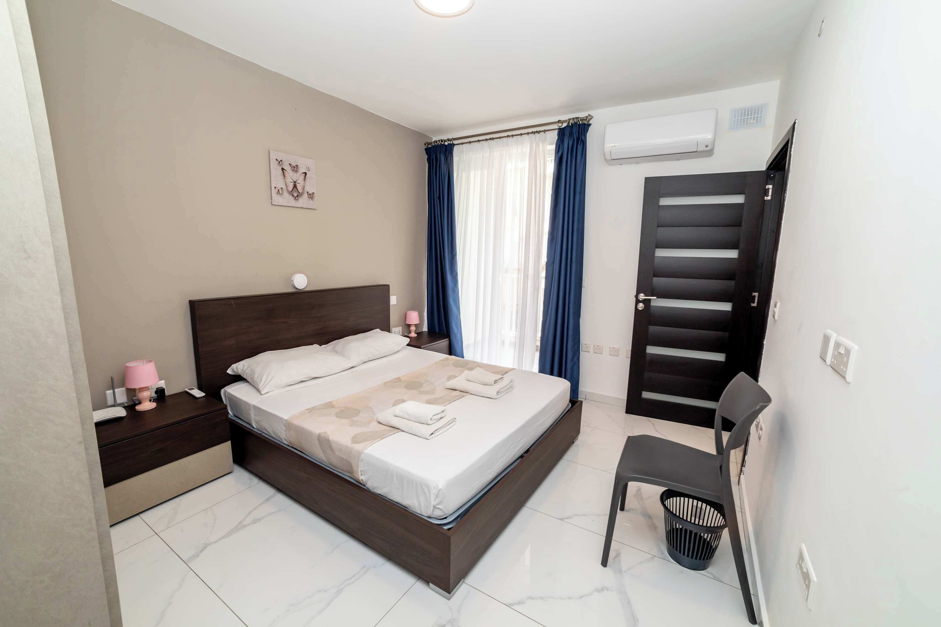 3 habitaciones, tabla de planchar con plancha, wifi y ropa de cama 